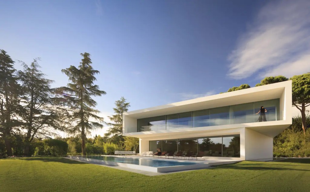 La luz y el silencio se convierten en elementos arquitectónicos en esta villa en La Moraleja de Fran Silvestre&nbsp;Arquitectos